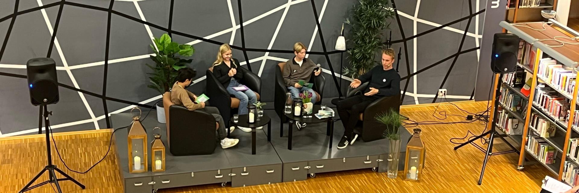 Bokbad med tre elever og forfatter