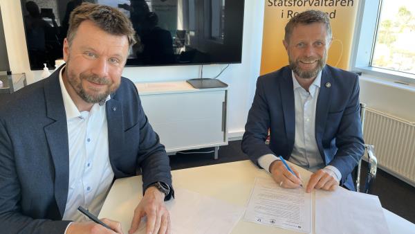 Fylkesdirektør Inge Smith Dokken og Statsforvalter Bent Høie signerer ny felles samarbeidsavtale mellom fylkeskommunen og statsforvalteren.