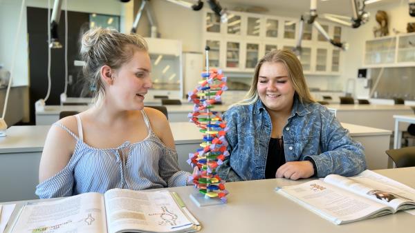 Silje Marie Eltervåg og Kine Vedøy tar opp eksamen i naturfag på Sommerskolen i år. 