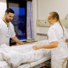 To helsefagarbeidere rer opp en seng