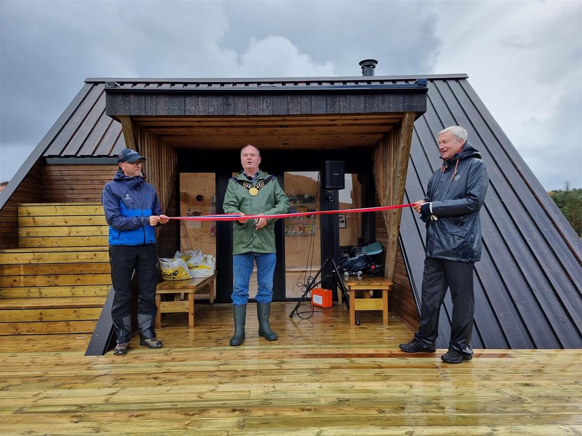 Ordfører Osmund Vågå klipte snora på åpningen av Kongsbu i Bokn kommune - Klikk for stort bilde