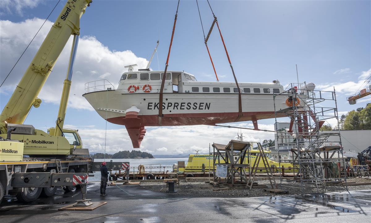 Båt som sjøsettes. Foto - Klikk for stort bilde
