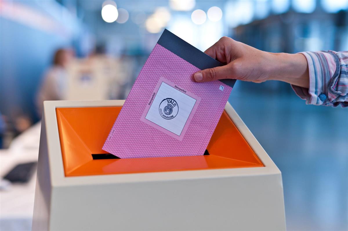 Valgurne med stemmeseddel. Foto - Klikk for stort bilde