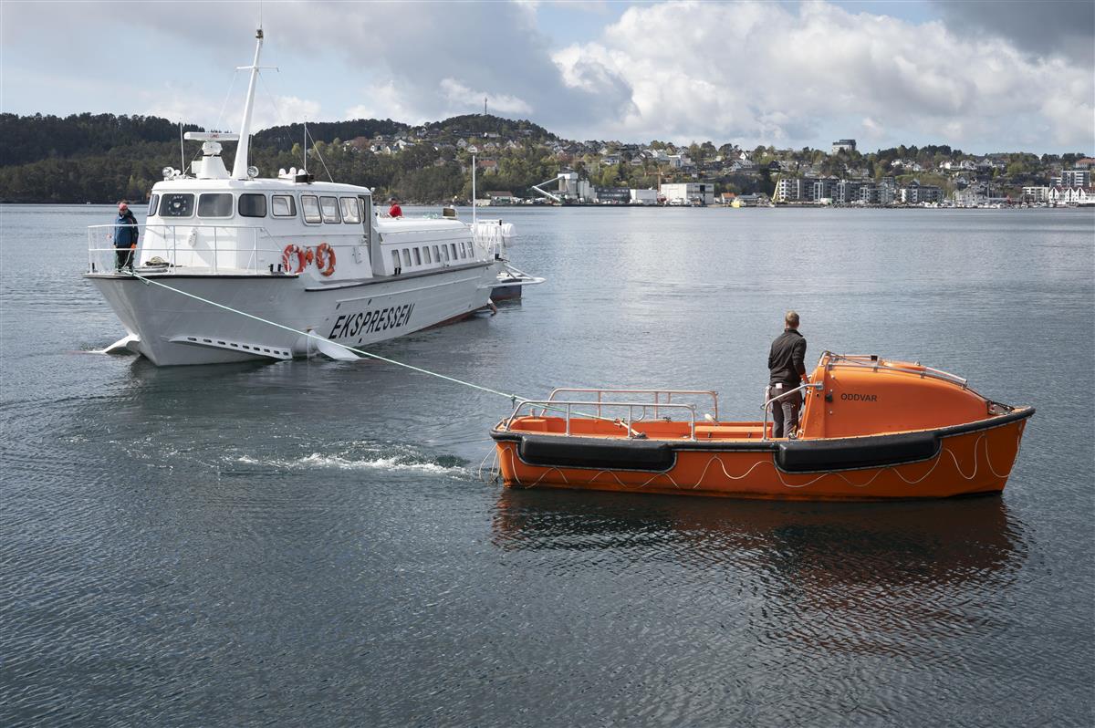 Båten "Ekspressen". Foto - Klikk for stort bilde