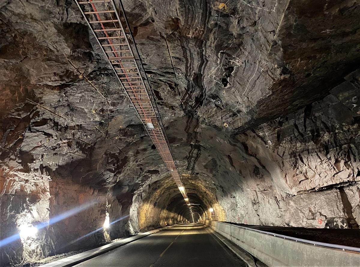 Bildet viser innsiden av Frafjordtunnelen under oppgraderingsarbeidet - Klikk for stort bilde