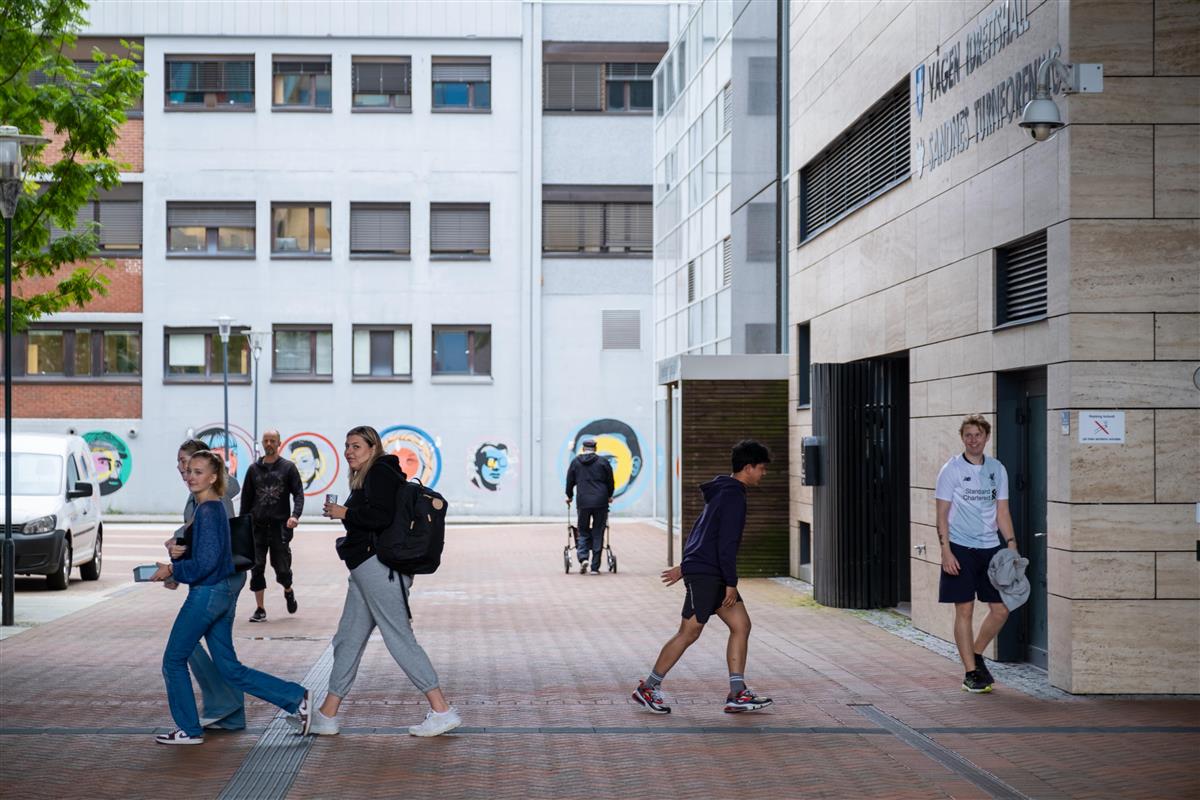 Unge mennesker i gaten. Foto - Klikk for stort bilde