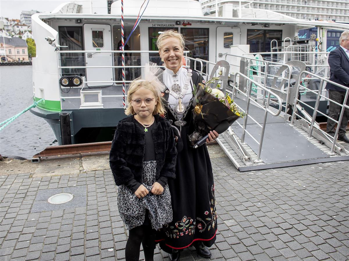 Blomsterpike Ingeborg Haave Sønneland (9) sammen med fylkesordfører Marianne Chesak - Klikk for stort bilde