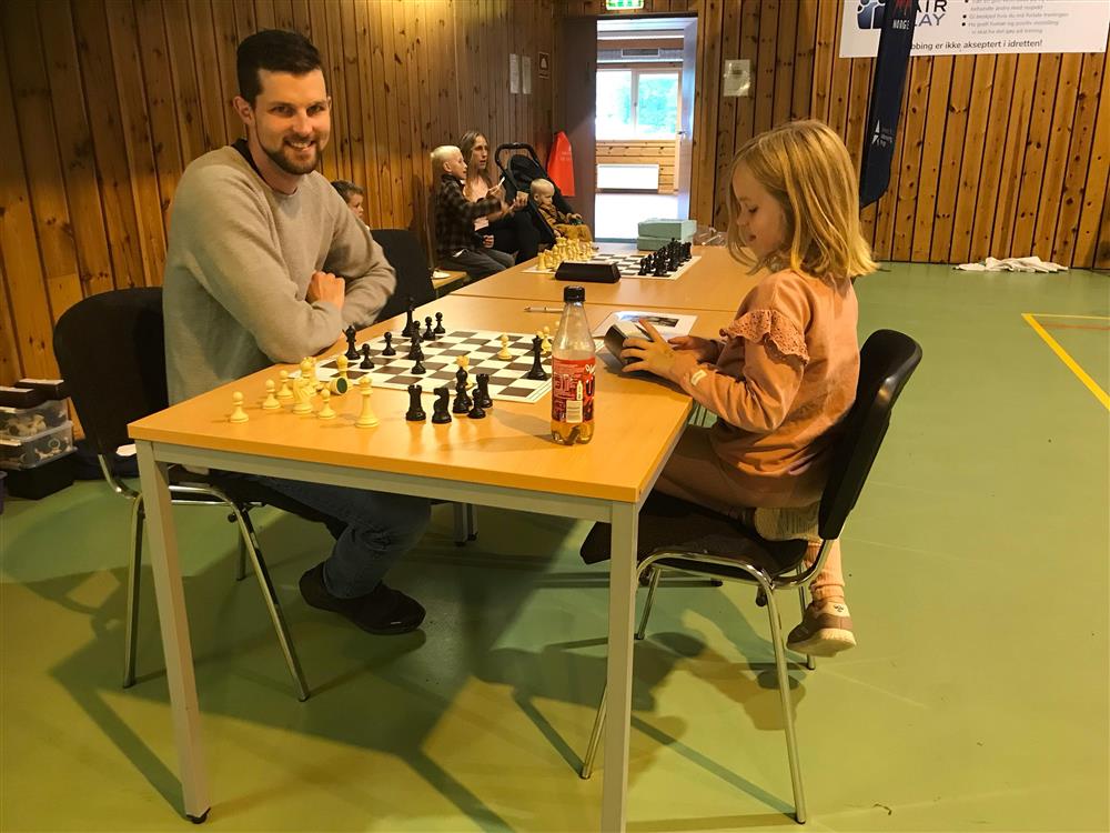 En mann og en jente spiller sjakk - Klikk for stort bilde