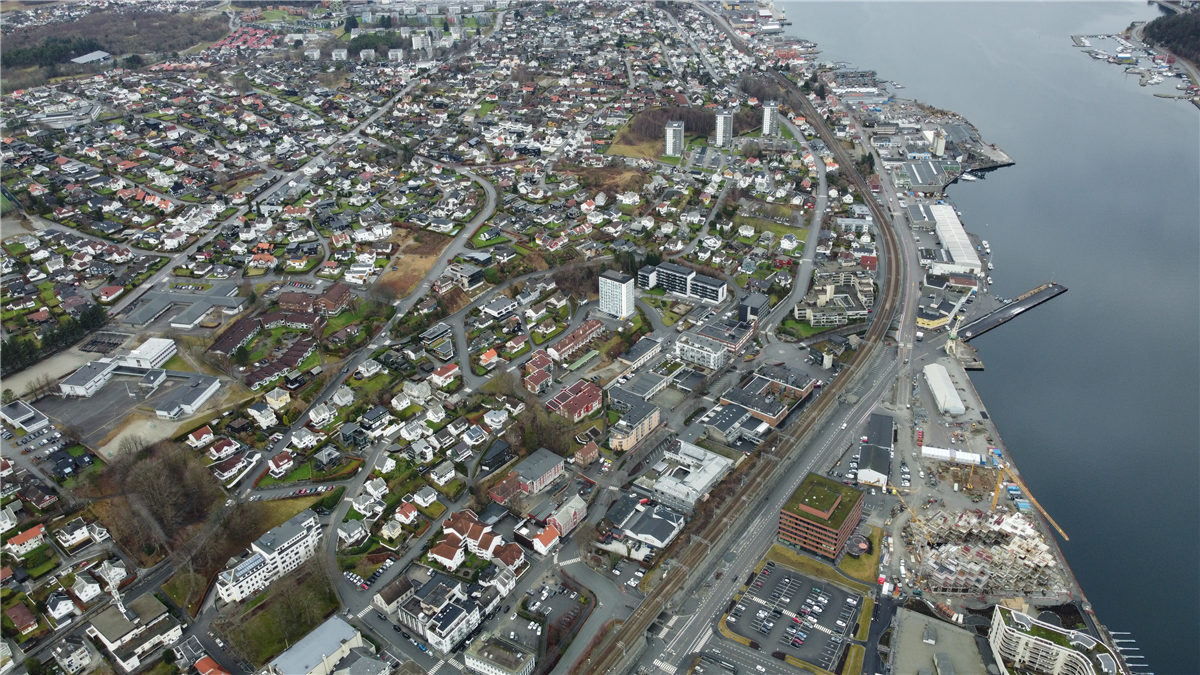 Bildet viser et dronefoto av Sandnes sentrum og Strandgata - Klikk for stort bilde