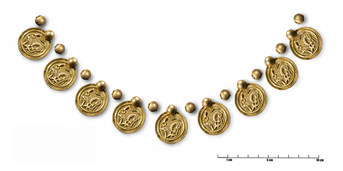 Montasje av gullsmykke fra år 500 e.Kr. Fotomontasje - Klikk for stort bilde