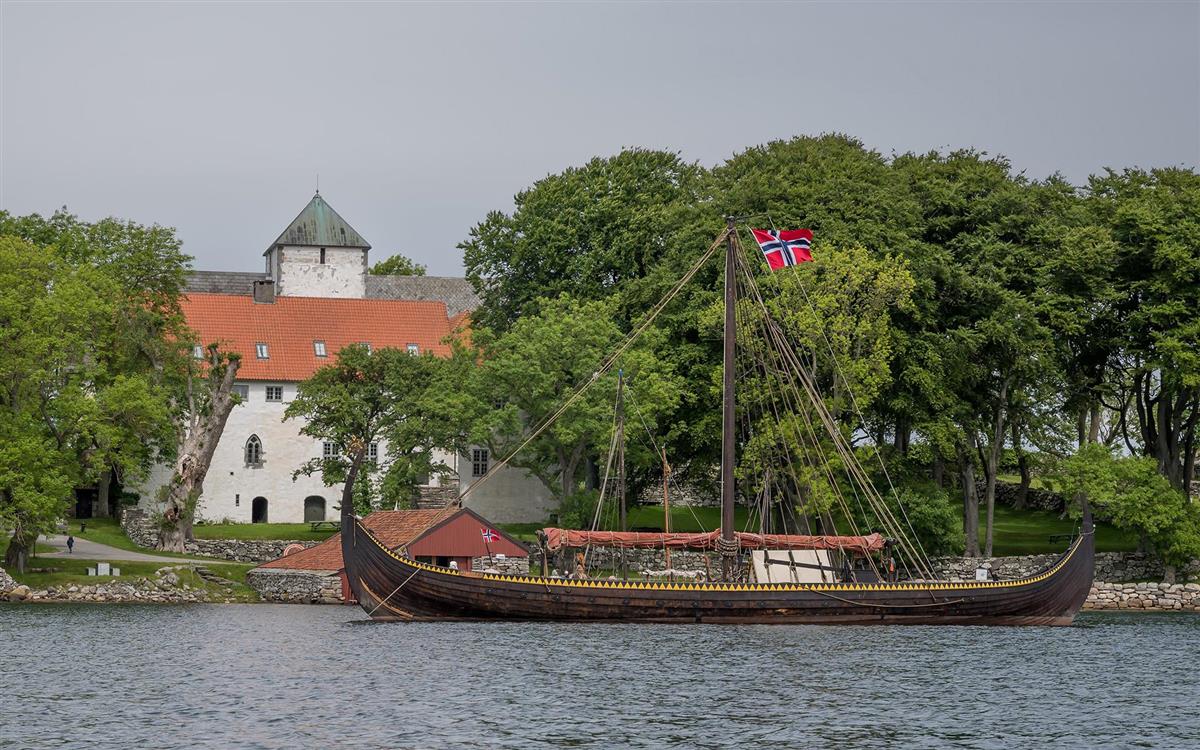 Vikingskip ved Utstein kloster. Foto - Klikk for stort bilde