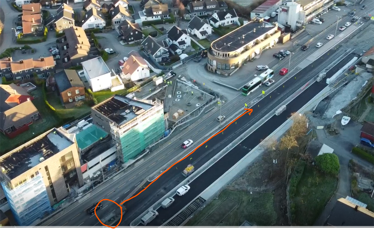 Flyfoto med inntegnet strek som viser bussholdeplassen i Gausel sentrum som den 2. januar 2023 blir flyttet cirka 150 meter mot Forus. - Klikk for stort bilde