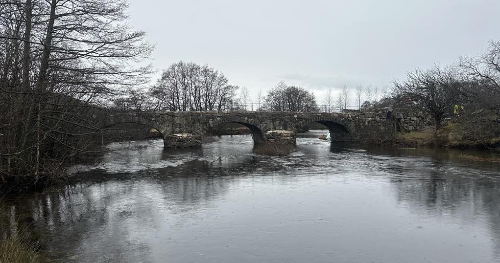Hølland bru med elv i forgrunnen - Klikk for stort bilde
