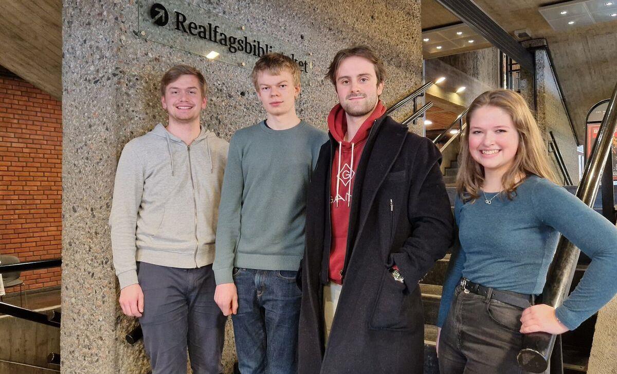 Fire elever som står foran en vegg - Klikk for stort bilde