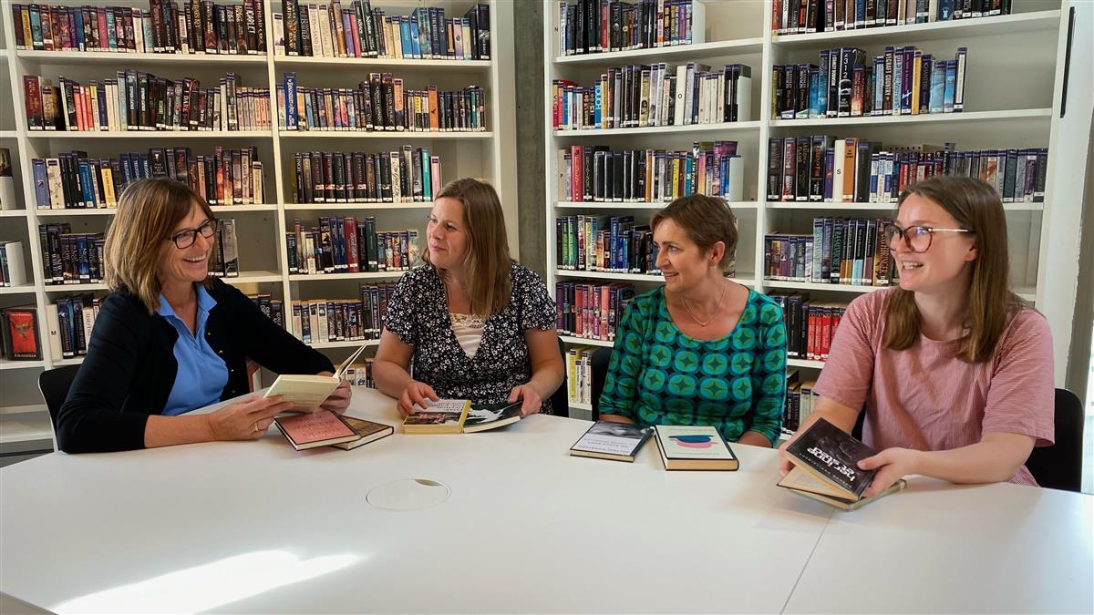 Fire ansatte ved Sølvberget bibliotek. Foto - Klikk for stort bilde