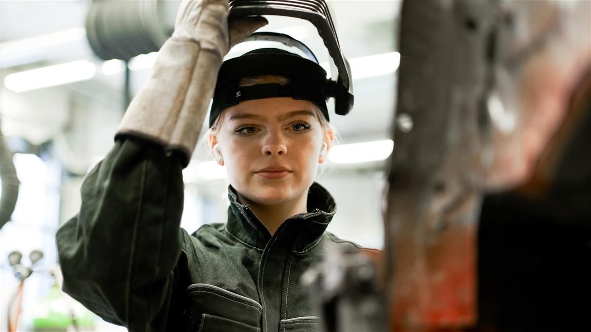 Jente med hjelm. Foto - Klikk for stort bilde