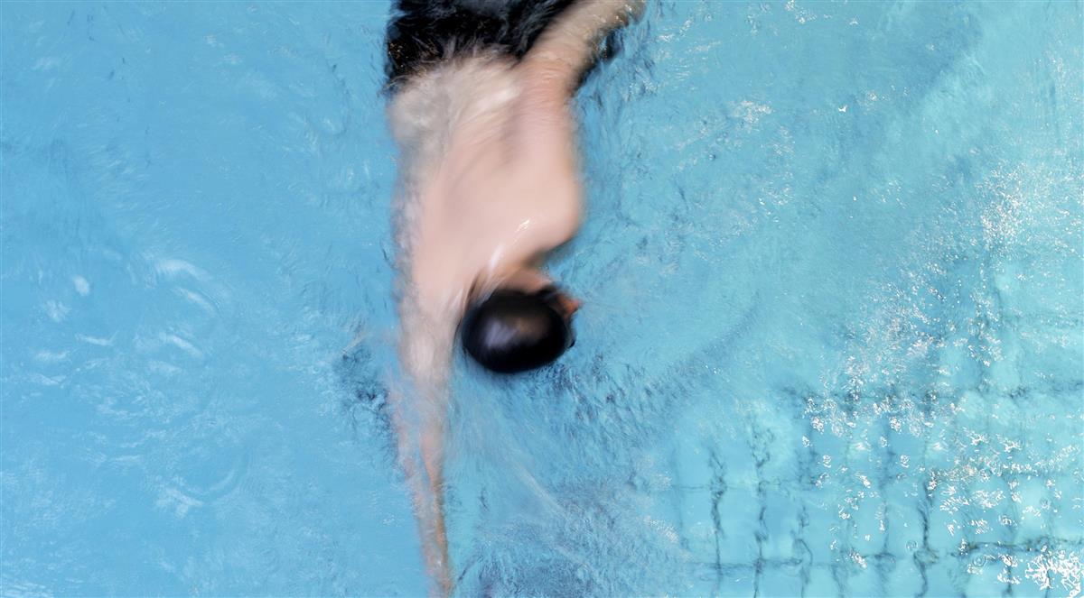 Mann som svømmer. Foto - Klikk for stort bilde