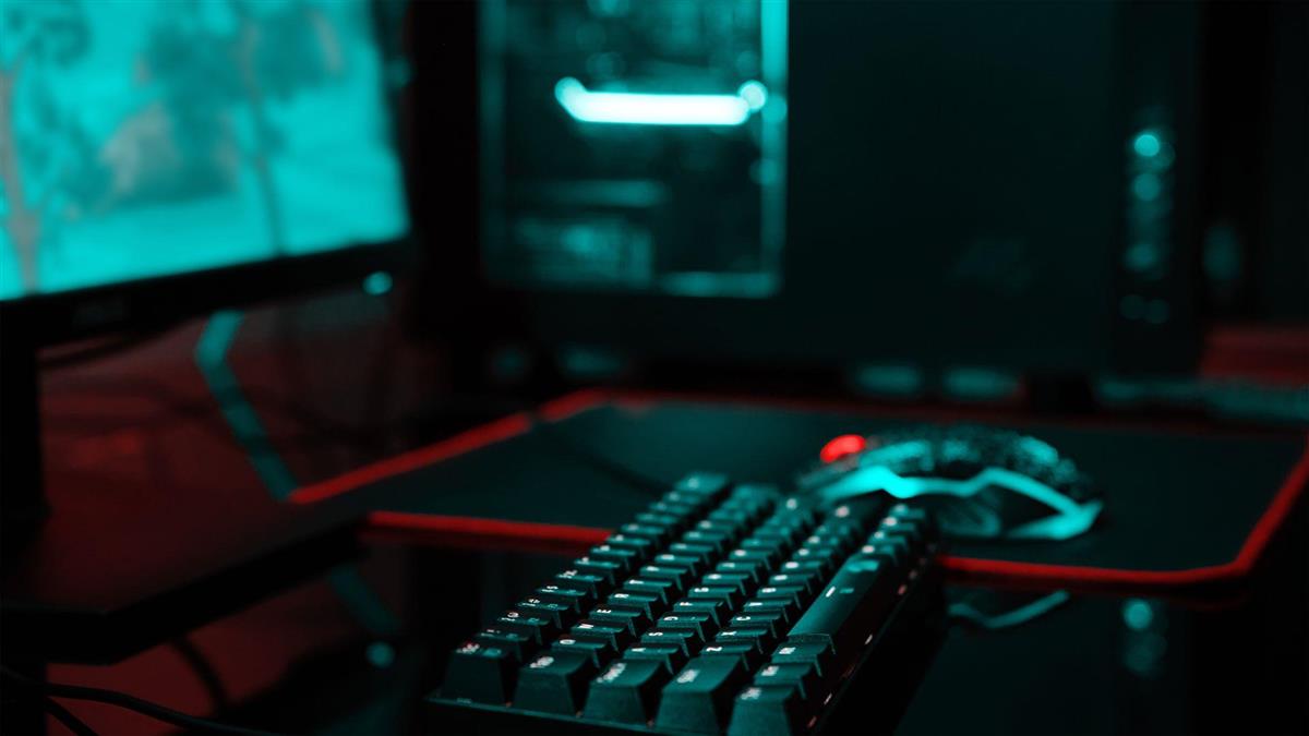 Datamaskin, tastatur og datamus i et mørkt rom. - Klikk for stort bilde