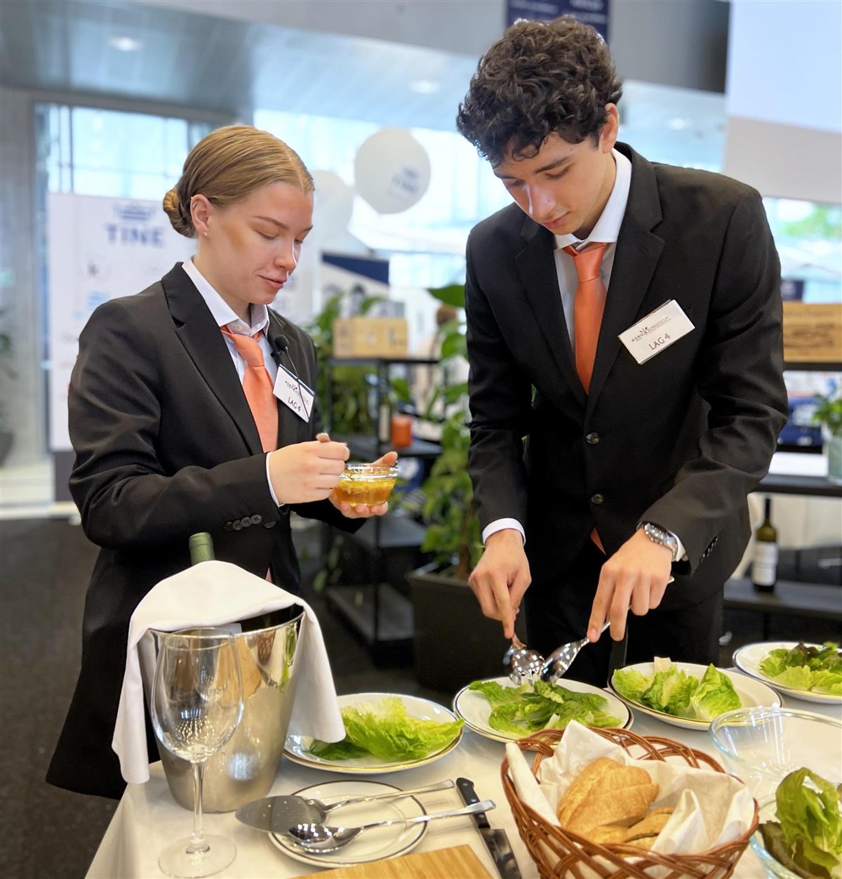 servitørlærling Serina Herikstad fra Matmagasinet klargjør salaten til gjestene. - Klikk for stort bilde
