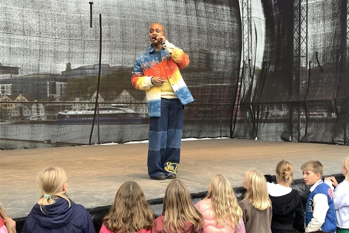 Artisten Isah på scenen i Stavanger - Klikk for stort bilde