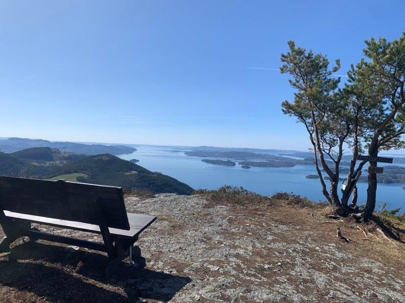 Utsikt fra Fisterfjellet og Hjelmeland kommunes dagsturhytte - Klikk for stort bilde