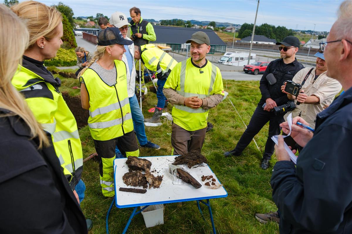 Arkeologisk utgraving skipsgraven Grønhaug  - Klikk for stort bilde