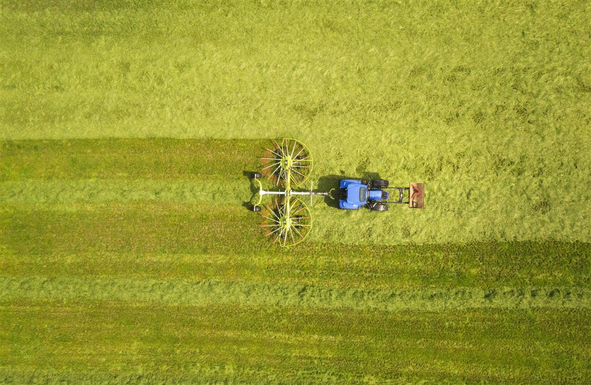 Dronebilde av traktor i en åker - Klikk for stort bilde