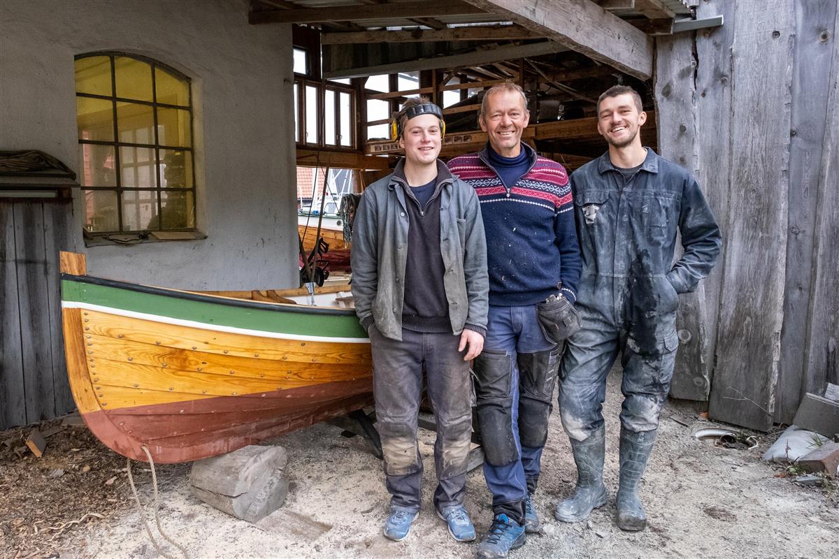 Tre av dei fire ansatte ved Rogaland trebåtbyggjeri på Finnøy, fra venstre Andreas Garnes, nyutdanna fagarbeidar som trebåtbyggar,  grunnleggaren Jørn Magne Flesjå  og førsteårslærling Kristoffer Flesjå.  - Klikk for stort bilde