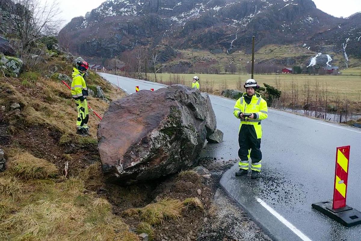 Stor stein har falt ned på kanten av veibanen. Litt større enn en bil. - Klikk for stort bilde