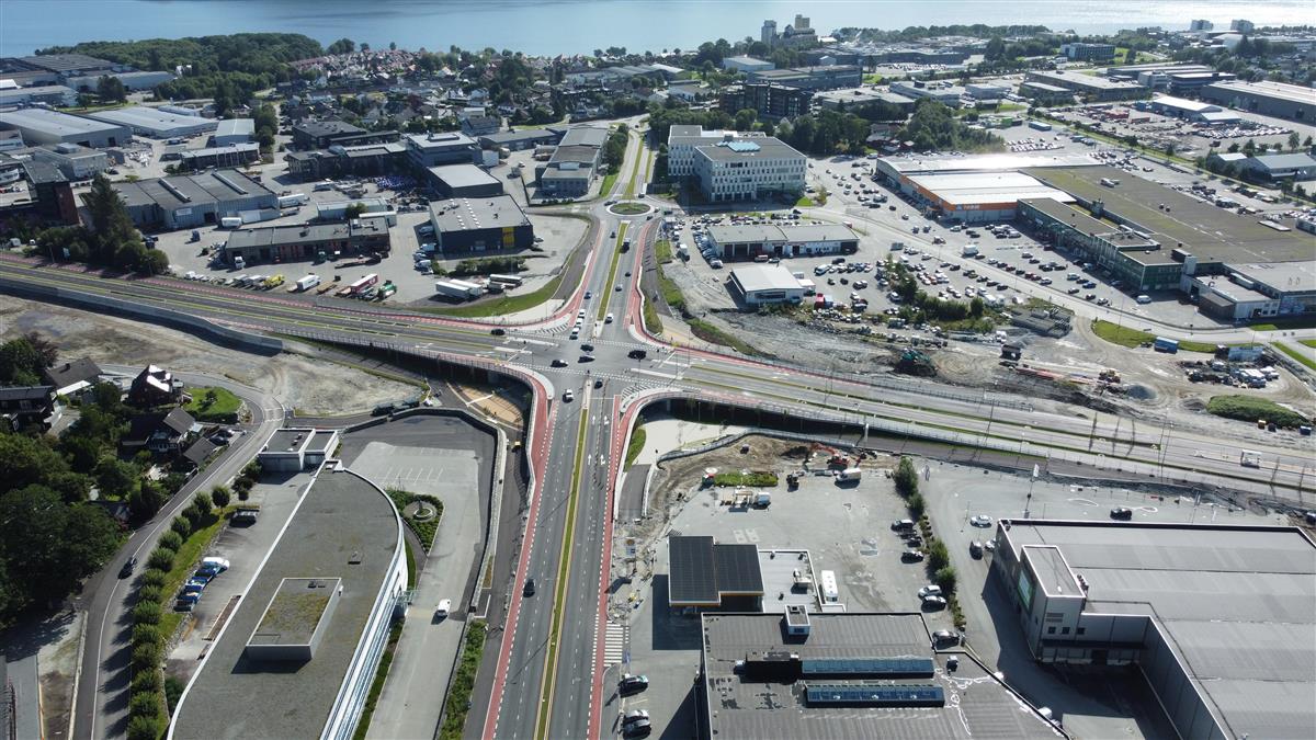 Dronebilde av X-krysset på Bussveien og området rundt Forus - Klikk for stort bilde