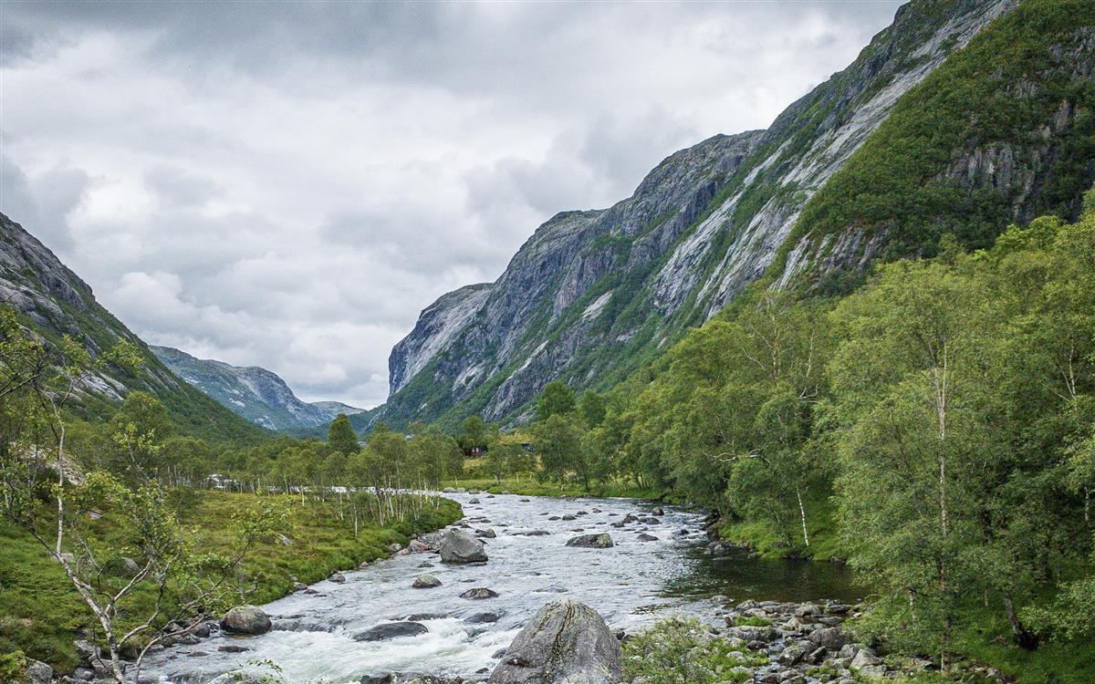 Elv gjennom norsk fjellandskap - Klikk for stort bilde