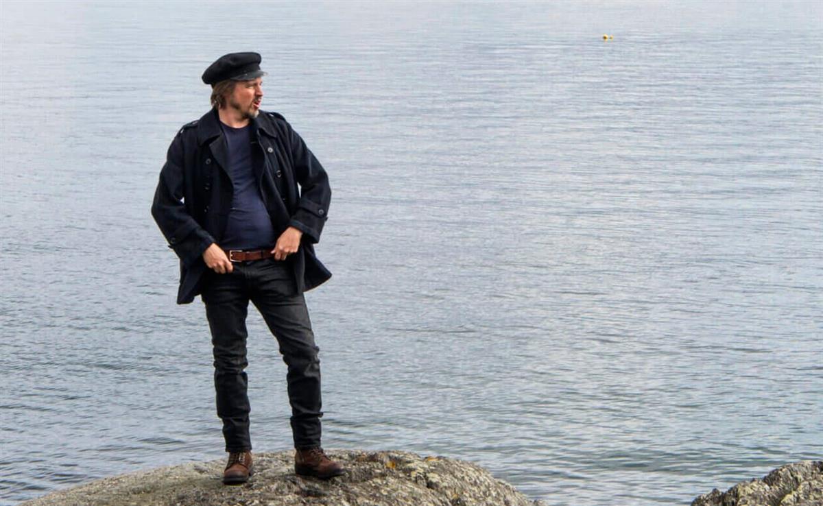 Terje Vigen Take away teater, foto av Anders Dale ved fjord