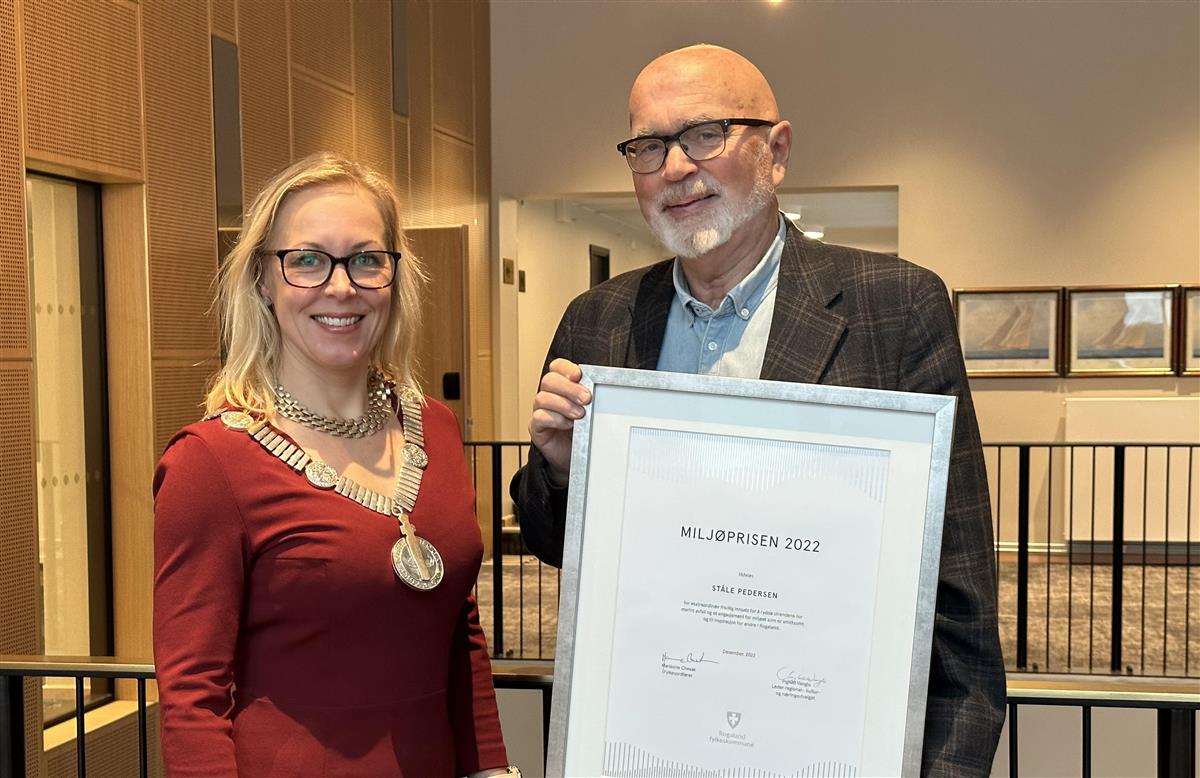 Ståle Pedersen frå Karmøy er tildelt fylkeskommunens Miljøpris 2022. Her med fylkesordførar Marianne Chesak.  - Klikk for stort bilde