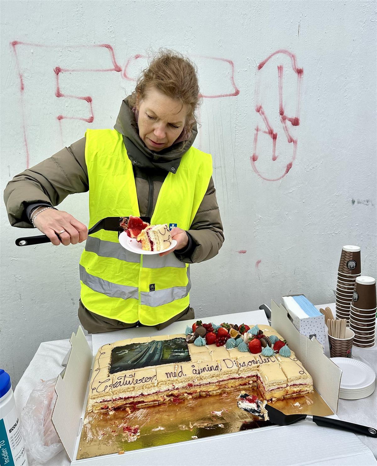 kvinne deler ut kake - Klikk for stort bilde