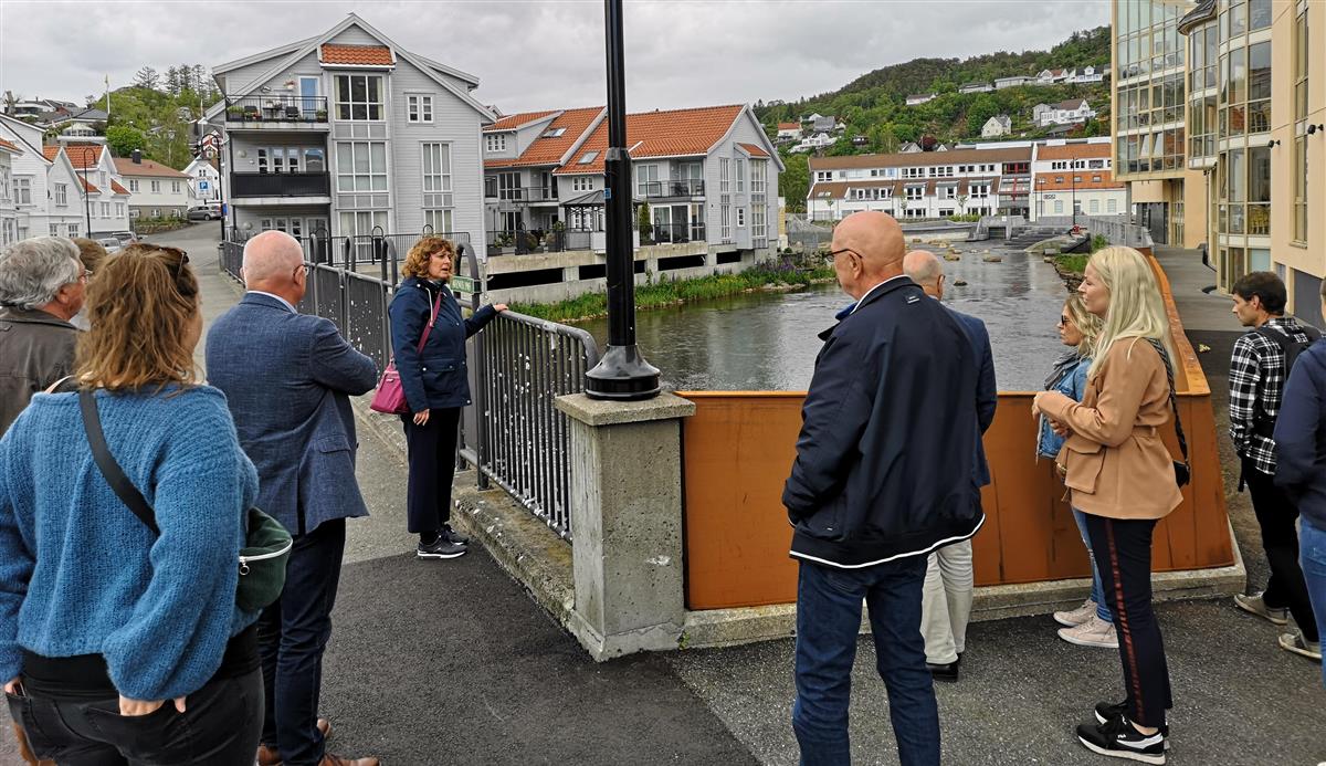 Personer på tur i Egersund kikker på elva - Klikk for stort bilde