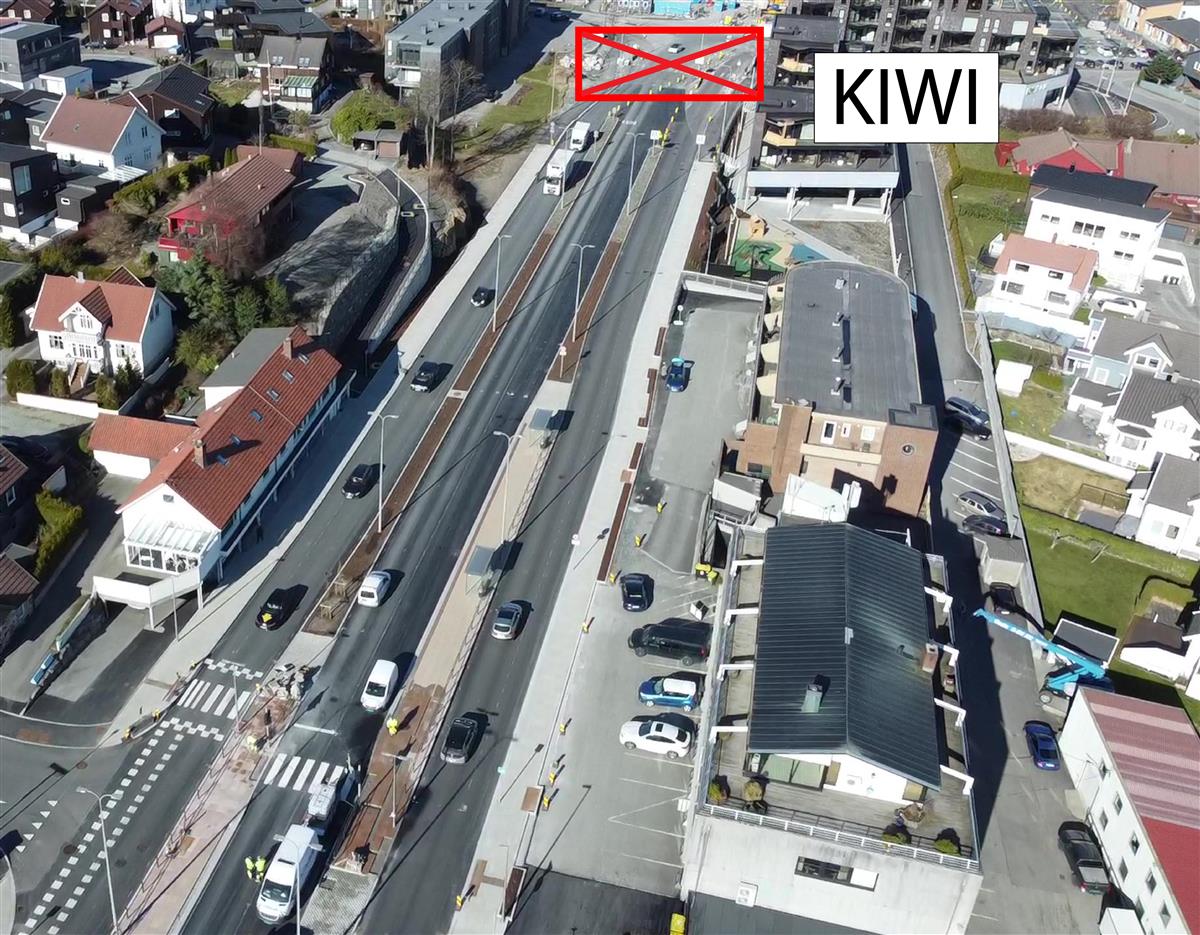 Dronebildet som viser fotgjengerfeltet som stenges ved Kiwi - Klikk for stort bilde