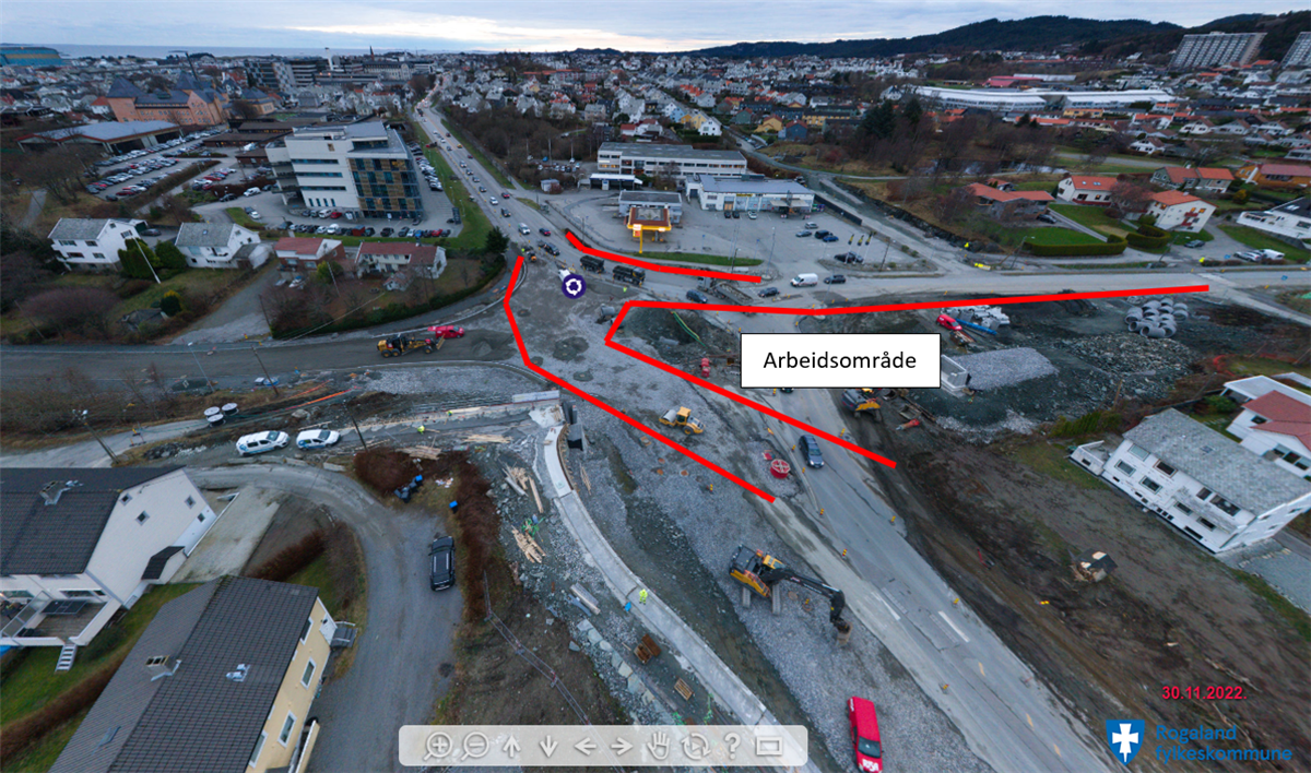 Rødes treker viser omlegging av veien fra T-kryss til rundkjøring - Klikk for stort bilde