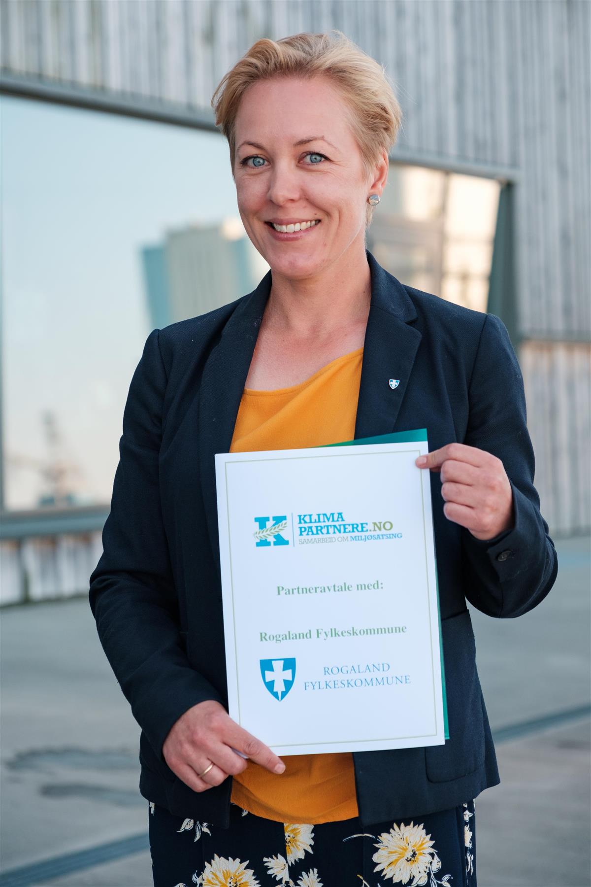 Fylkesordfører Marianne Chesak med diplom som viser at Rogaland fylkeskommune er Klimapartner - Klikk for stort bilde