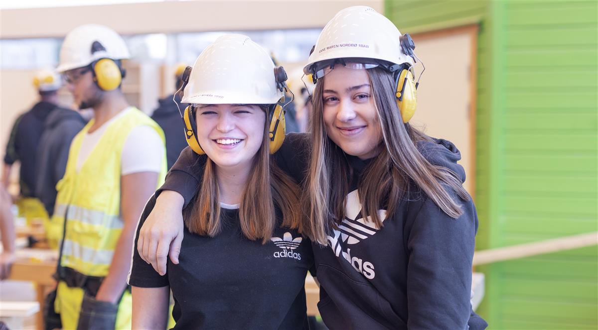 To jenter med hjelm - Klikk for stort bilde