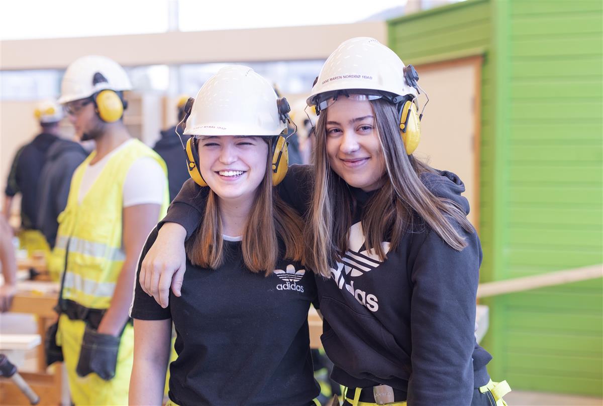 Foto: To jenter med hjelm. - Klikk for stort bilde