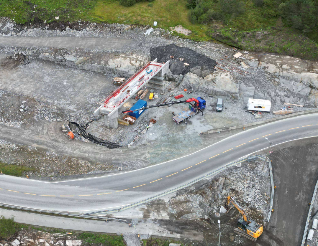 dronebilde over gang- og sykkelbru som bygges - Klikk for stort bilde