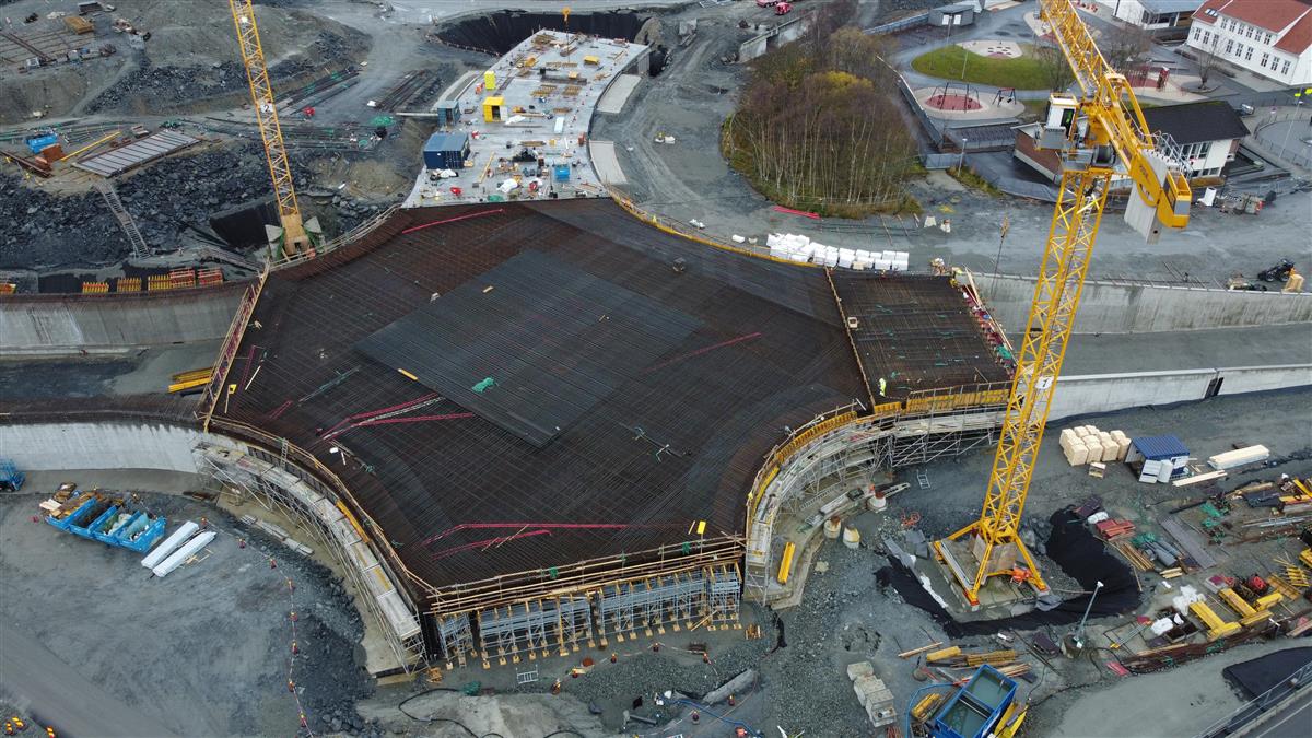 Dronebilde over den store rundkjøringa på Jåttå i anlegssfasen. - Klikk for stort bilde