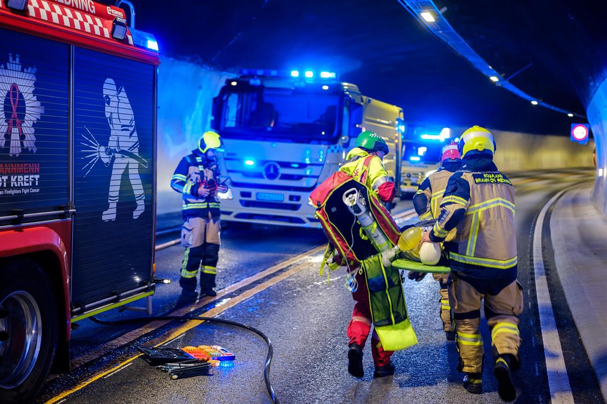 Brannmenn i tunnel - Klikk for stort bilde
