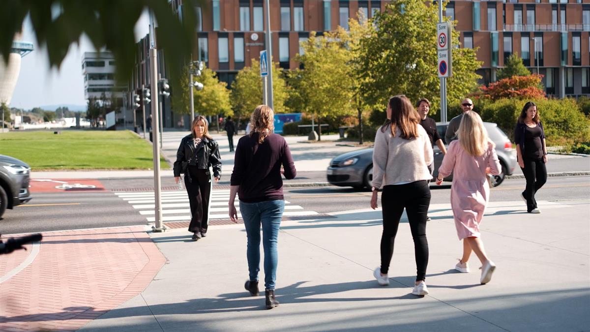 Flere personer krysser en gate - Klikk for stort bilde