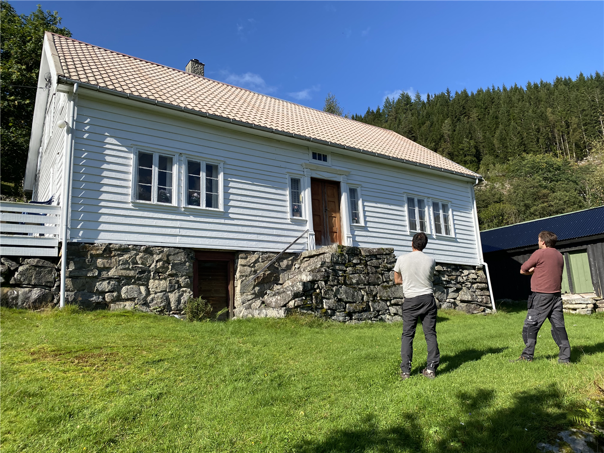 handverkar ute på synfaring. Foto - Klikk for stort bilde