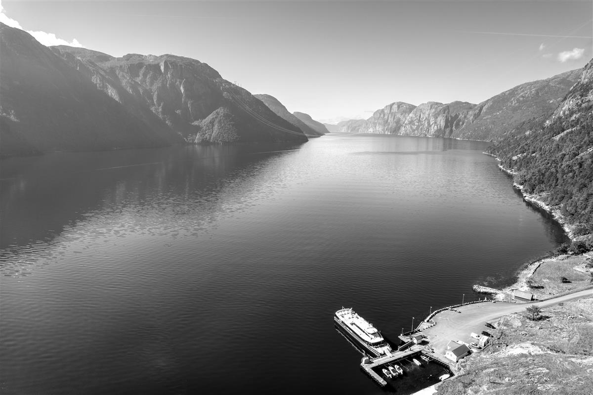 Hurtigbåt til kai i Lysebotn. - Klikk for stort bilde