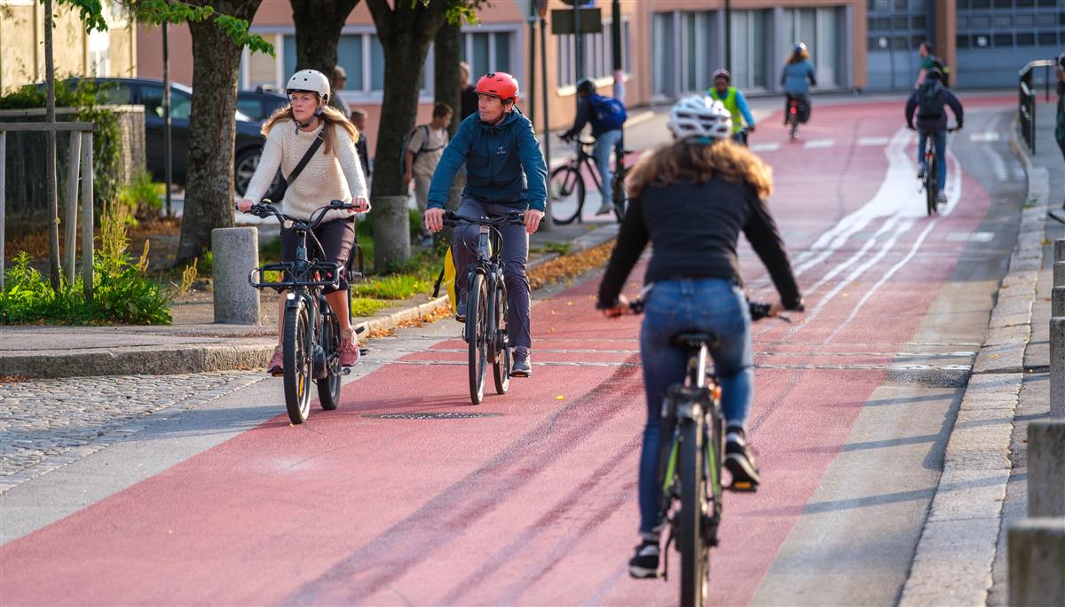 Tre personer sykler i sykkelfelt - Klikk for stort bilde