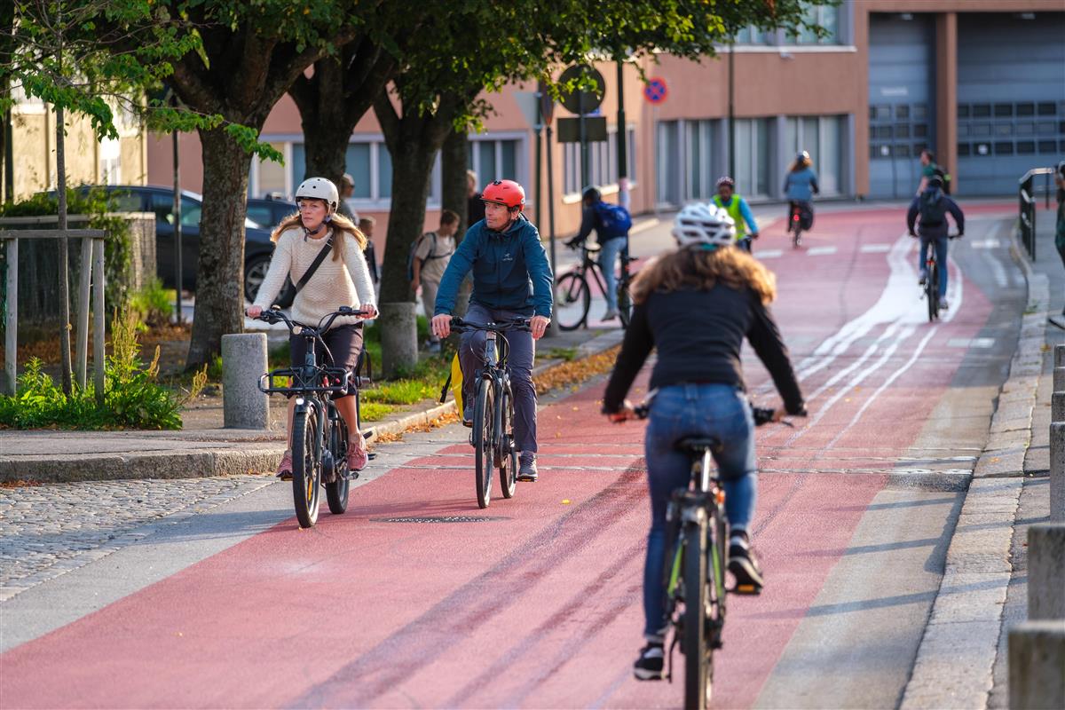 Tre personer sykler i sykkelfelt - Klikk for stort bilde