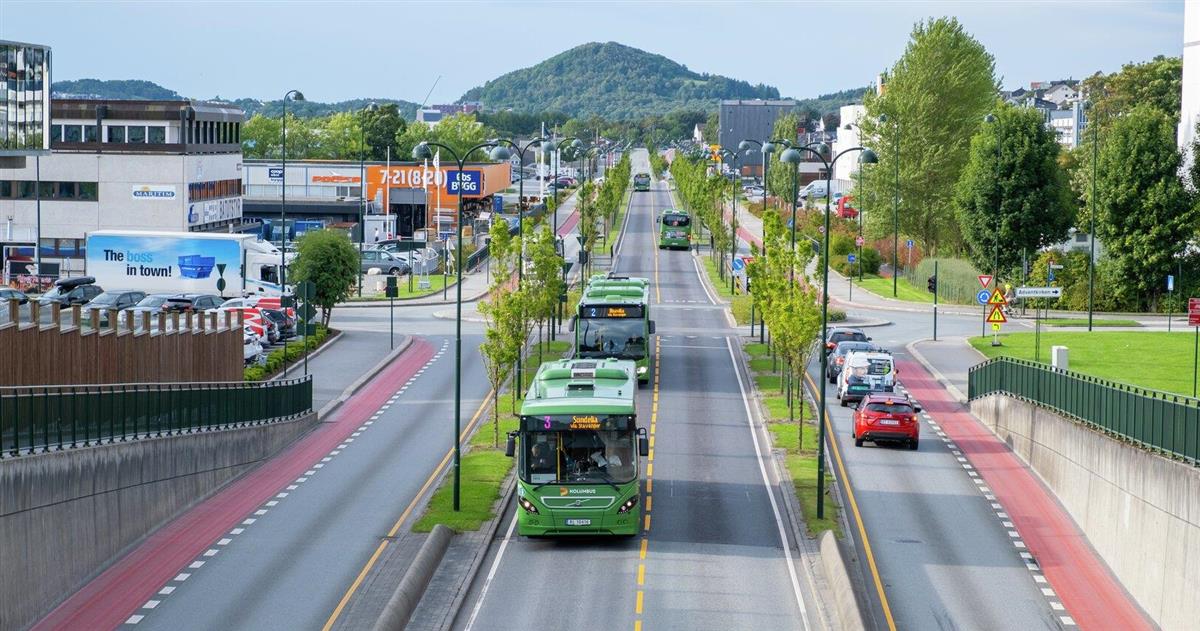 Busser kjører på bussveien i Hillevåg. Foto - Klikk for stort bilde