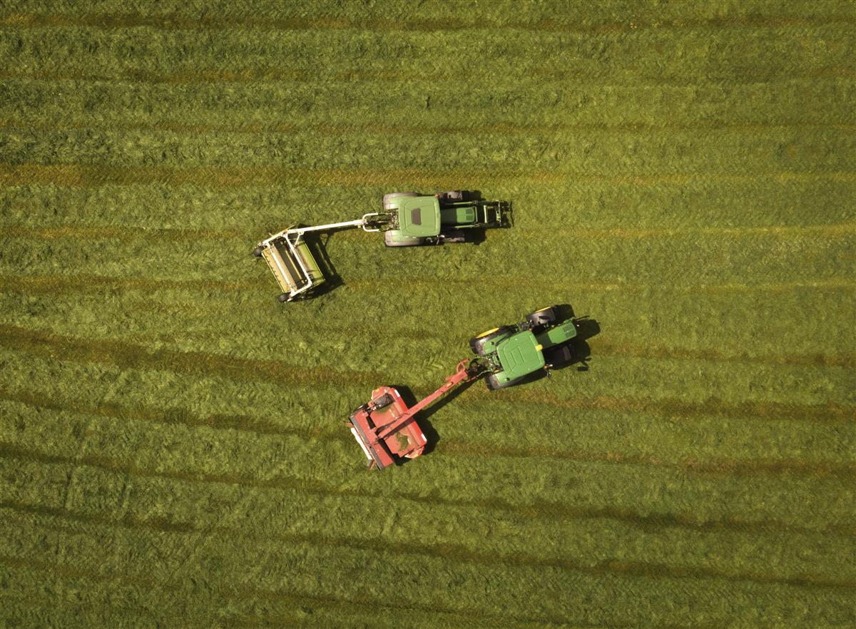 Flyfoto av to traktorer på et dyrket jorde. - Klikk for stort bilde